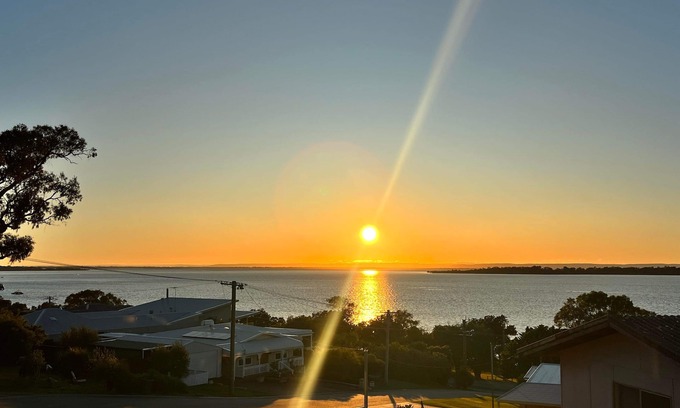 Dawesville Casa | Peaceful Estuary Views. Huge family home with table tennis, kayak and basketball