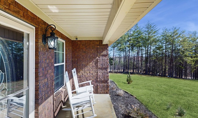 Kodak Cabina | Peaceful family-friendly home with games, fire pit, and great location!