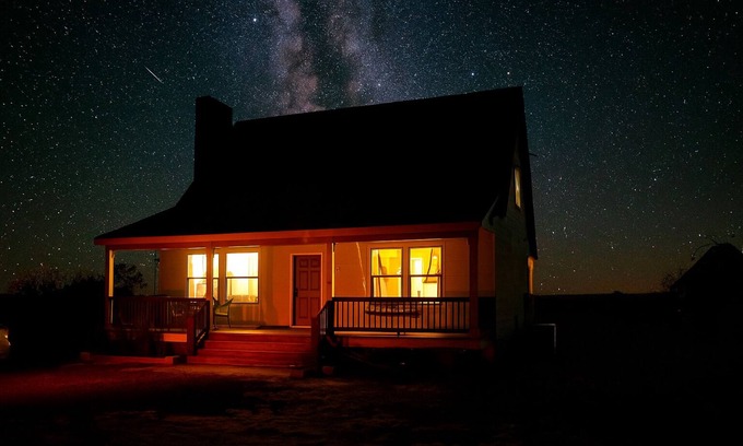 Valle Casa | Peaceful Family Getaway 30 Mins to Grand Canyon-Full Kitchen-Porch Swings-W/D