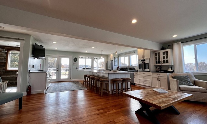 Assonet Otro | Peaceful farm house located in central Southeastern Massachusetts's