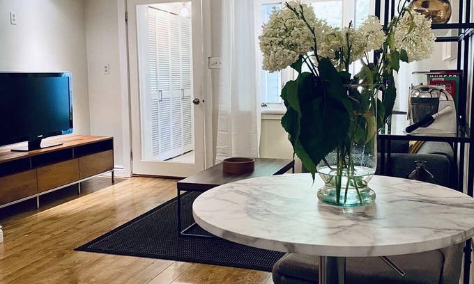 Leslieville Apartamento | Peaceful garden apartment in the heart of Leslieville/Danforth, fully equipped