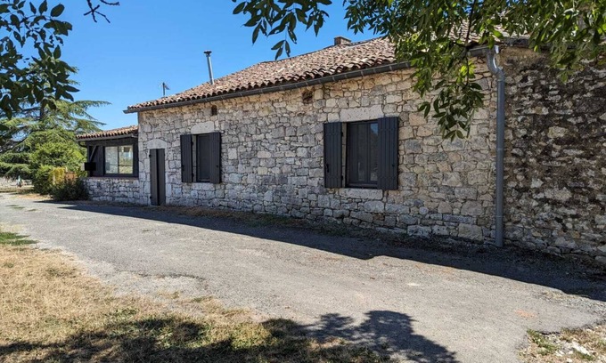 Sigoules Casa | Beautifully restored stone 2 bedroom farm house near Bergerac and Eymet sleeps 4