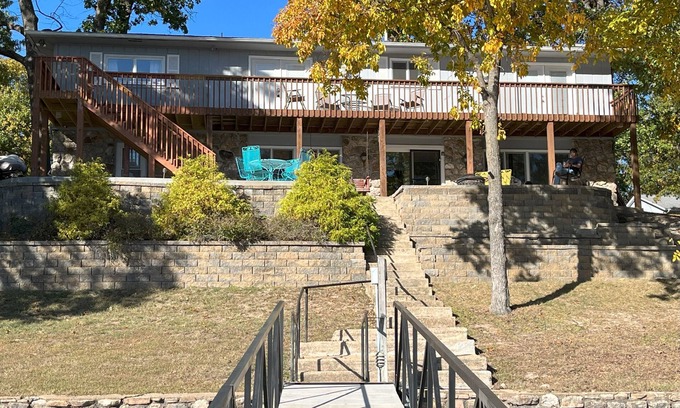 Camdenton Casa | PEACEFUL HOME-4 BEDROOMS w/ 3 KING BEDS, 3 BATHROOM, EASY PARKING & A BOAT SLIP!