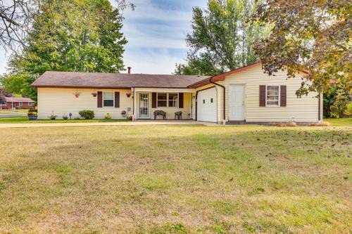 Niles Casa | Peaceful Home Near Youngstown Fenced Backyard!