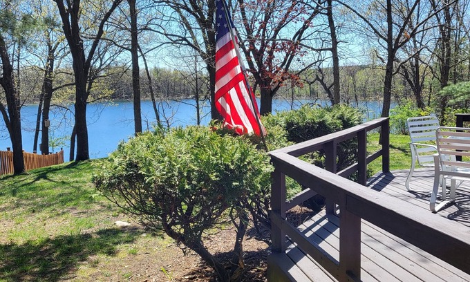 Waupaca Casa | Peaceful home on little Round lake near EAA, Iola car show & the Packer Stadium.