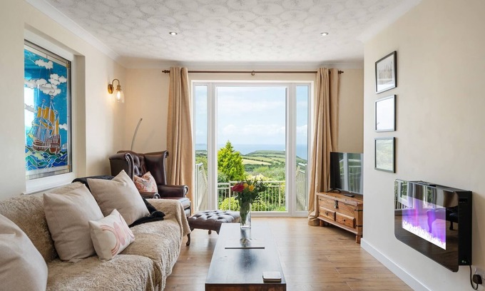 Trewarmett Casa | Peaceful Home, Sea Views, Private Parking