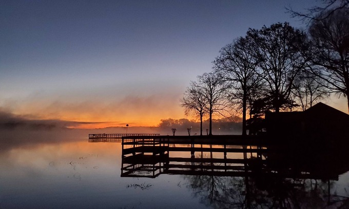 Houston Cabaña | Peaceful Lake Escape – Fire Pit, Kayaks,Fishing Dock, Hammocks & Screened Porch