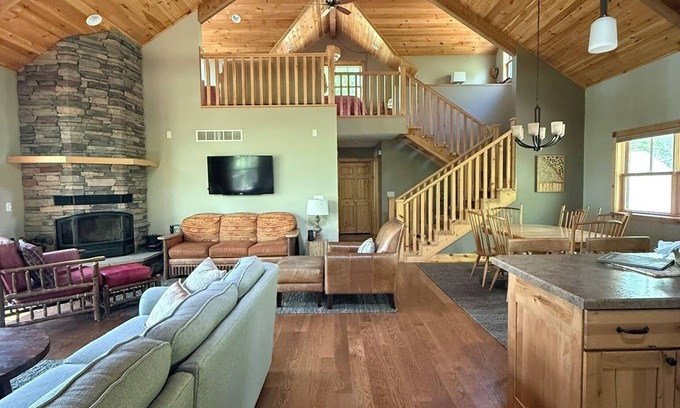 Menahga Cabina | Peaceful Lakefront Cabin w/ Sauna & Loft-pet friendly