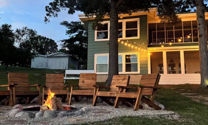 New Chester Casa | Peaceful Lakehouse Vacation just 30 minutes from The Dells!
