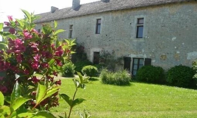 Champagne-le-Sec Casa | Solariega autentica y tranquila del siglo XV en el campo.