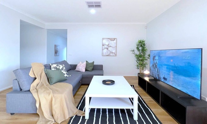 Pakenham Casa | Peaceful Modern Parkfront Retreat in Pakenham