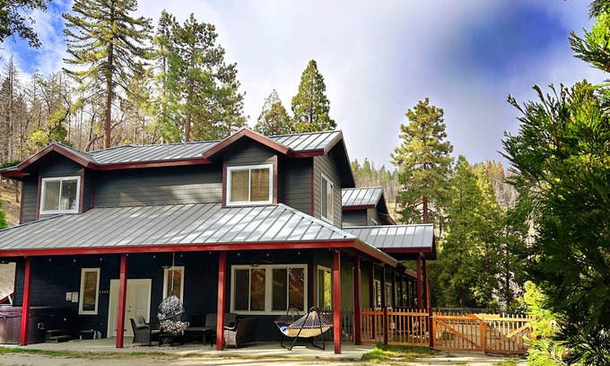 Alta Sierra Cabina | Peaceful Mountain Cabin w/ Hot Tub. Pet Friendly. By Lake Isabella & Kern River.