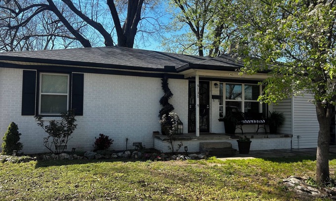 Tulsa Casa | Peaceful neighborhood within minutes to many of the greater Tulsa venues