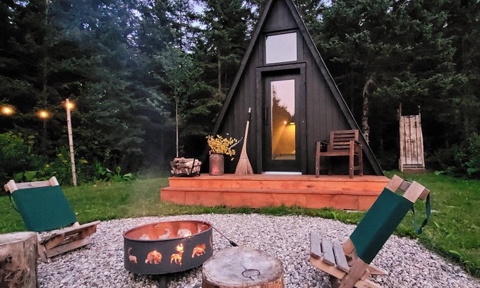 South Glengarry Cabina | Peaceful off-grid forest experience with outdoor shower and walking trail.