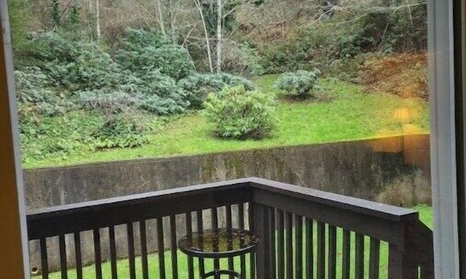 Coos Bay Apartamento | Peaceful Retreat hike to park