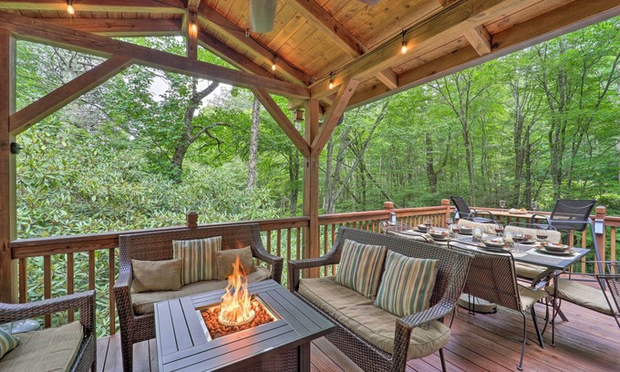 Banner Elk Cabina | Peaceful 'Rocky Creek Cabin' w/ Hot Tub & Views!