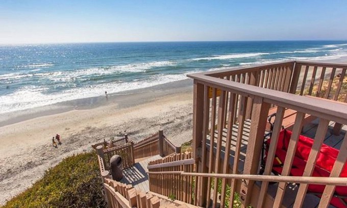 Encinitas Condominio | Condominio junto al mar tranquilo en Seabluffe, Leucadia. 1 minuto a pie de la playa privada.
