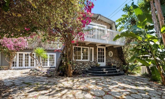 Eastern Malibu Cabaña | Peaceful, Serene Mountain Cottage near the Beach and Restaurants!