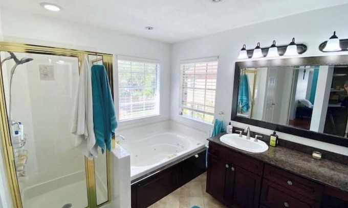 Meadows Place Casa | Peaceful Suburban Escape