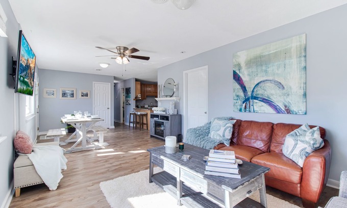 Southport Cabaña | Peaceful Sunshine Cottage walk to waterfront family friendly