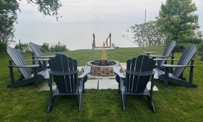 Selkirk Cabaña | Peaceful, warm and cozy cottage retreat on Lake Erie with fireplace & fire pit
