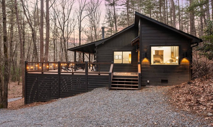 Cherry Log Cabina | Peach and Plumeria Hideaway Luxury 2br/1ba Newly Renovated Cabin with Hot Tub and Wifi