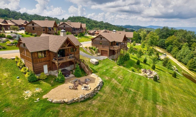 Banner Elk Cabina | Peak A View- Camp Eagles Nest with views, two ensuites, fire pit, hot tub