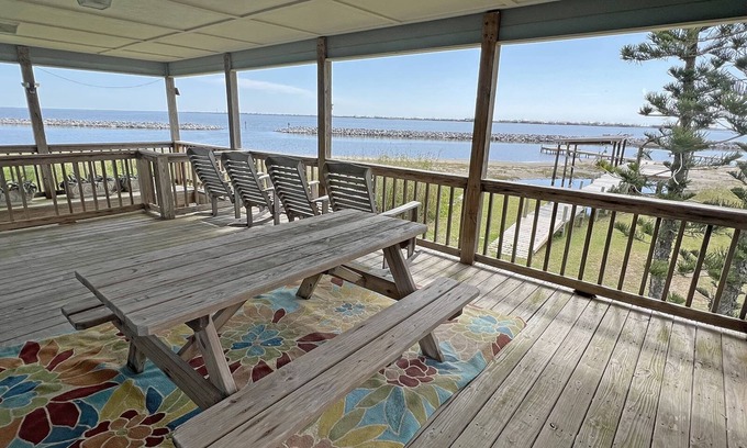Golden Meadow Casa | Pearly Whites - Fishing Pier - Island Realty