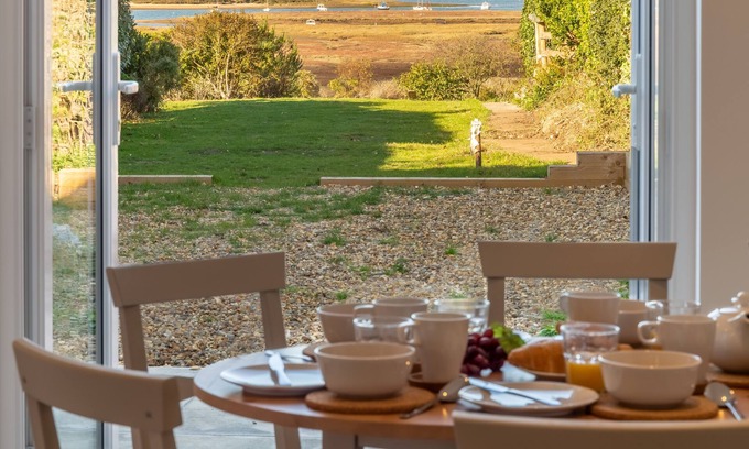Brancaster Staithe Cabaña | Una súper casa de campo con increíbles vistas de los pantanos.