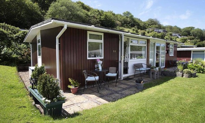 Mumbles Chalet De Esquí | Esta encantadora propiedad de dos camas es uno de los chalets de madera en el popular Summercliffe Park. Sus