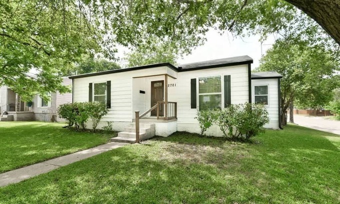 Dean Highland Casa | Pecan Hill House Summ