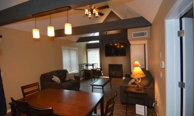Clymer Condominio | Peek' n Peak, Camelot Loft Condo, Clymer, NY, 250 Yards to Chair 8, Sleeps 14