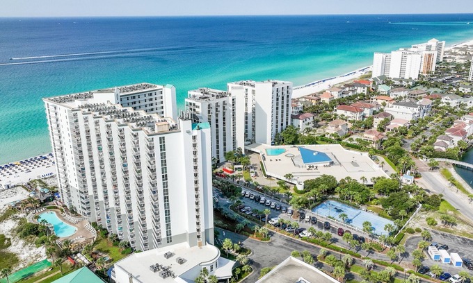 Destin Condominio | Pelican Beach Resort by Panhandle Getaways