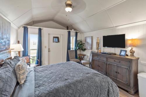 Oil City Casa | Pelican's Nest, Caddo Lake, Oil City