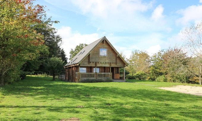 Presteigne Cabaña | PEN Y CLAWDD, pet friendly, character holiday cottage in Presteigne