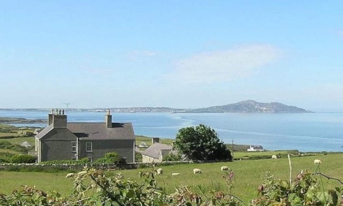 Cylch-Y-Garn Cabaña | Pen y Graig - Back Wing, Church Bay, sea views, 500m to beach. No Dogs