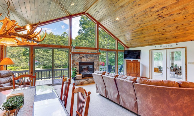 Belleville Cabaña | Pennsylvania Cabin Hideaway: Hot Tub & Deck!