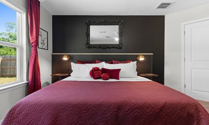 Pensacola Apartamento | Pensacola Hideaway: Quirky Apartment Near NAS