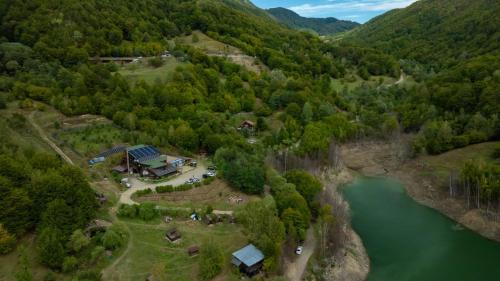 Lunca Jaristei Casa | PENSIUNEA IZVORUL BUCURIEI