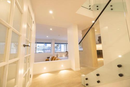 Spring Hill Apartamento | Penthouse - Luxury 2 Storey -3 Bedroom Sky home!
