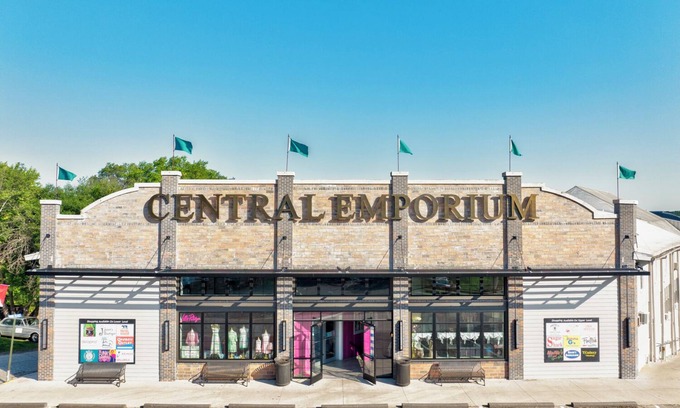 Arnolds Park Apartamento | Penthouse Suite, gorgeous West Lake Okoboji views, 1 BDRM above shopping center