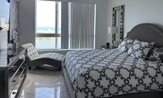 Kingston Condominio | Penthouse with Ocean, beach and river views ! Minutes to world famous beach