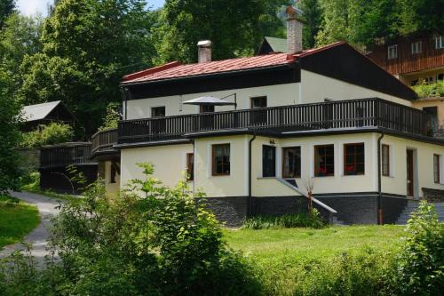 Paseky nad Jizerou Cama Y Desayuno | Penzion Mája - przytulny pensjonat blisko szlaków i stoków w Karkonoszach