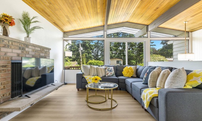 Newport Casa | Perch - Sunny 4BR Retreat – Family-Friendly Comfort