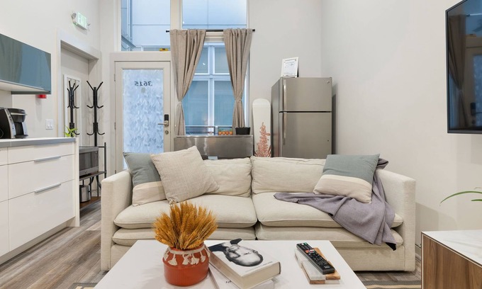 Fremont Apartamento | Perch - The Canal 15D: Walk Score 91 | Cute Studio