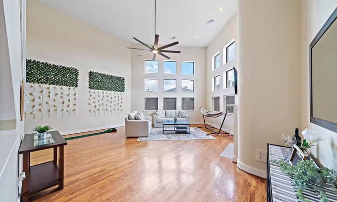 Willow Meadows/Willowbend Area Casa | Perennial Chic Home-King Bed-Pet Friendly!-Rodeo