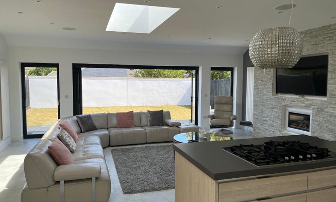 Duddingston Casa | Perfect 4 bedroom 2 bathroom Home