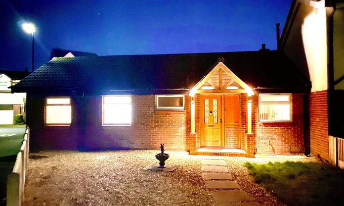 Openshaw Casa | Perfect Bungalow House with 3 bedrooms and 2 bath & Good Links to City Centre !