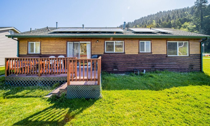 Orick Cabina | Perfect cabin near the beach & state parks with deck, gas grill, & two spaces