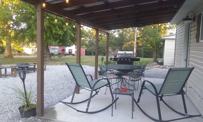 Mountain Home Cabina | Perfect Family Getaway walking distance to boat dock and Norfork Lake.